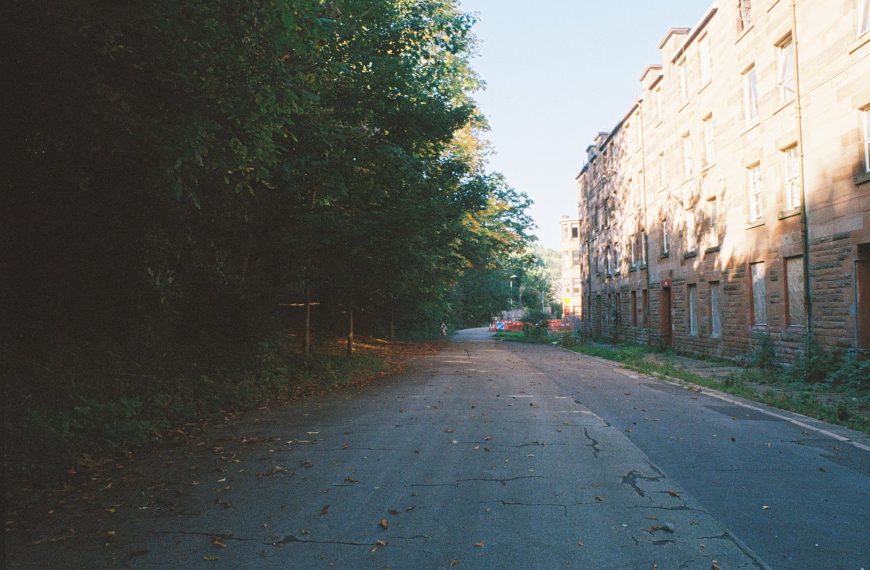 >SOFAS, BATHTUBS & MATTRESSES